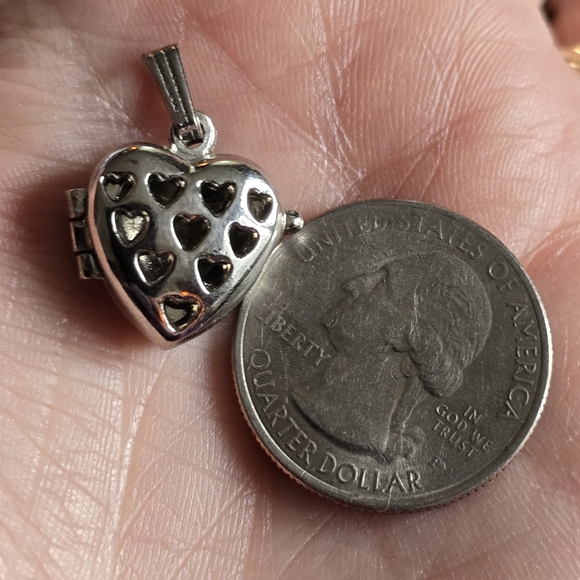 Heart locket pendant silver tone cutout scent aromatherapy charm - Picture 2 of 10